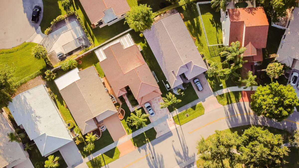 Coral Springs home sales fell slightly year-over-year in March while inventory becomes increasingly constrained, real estate data shows.