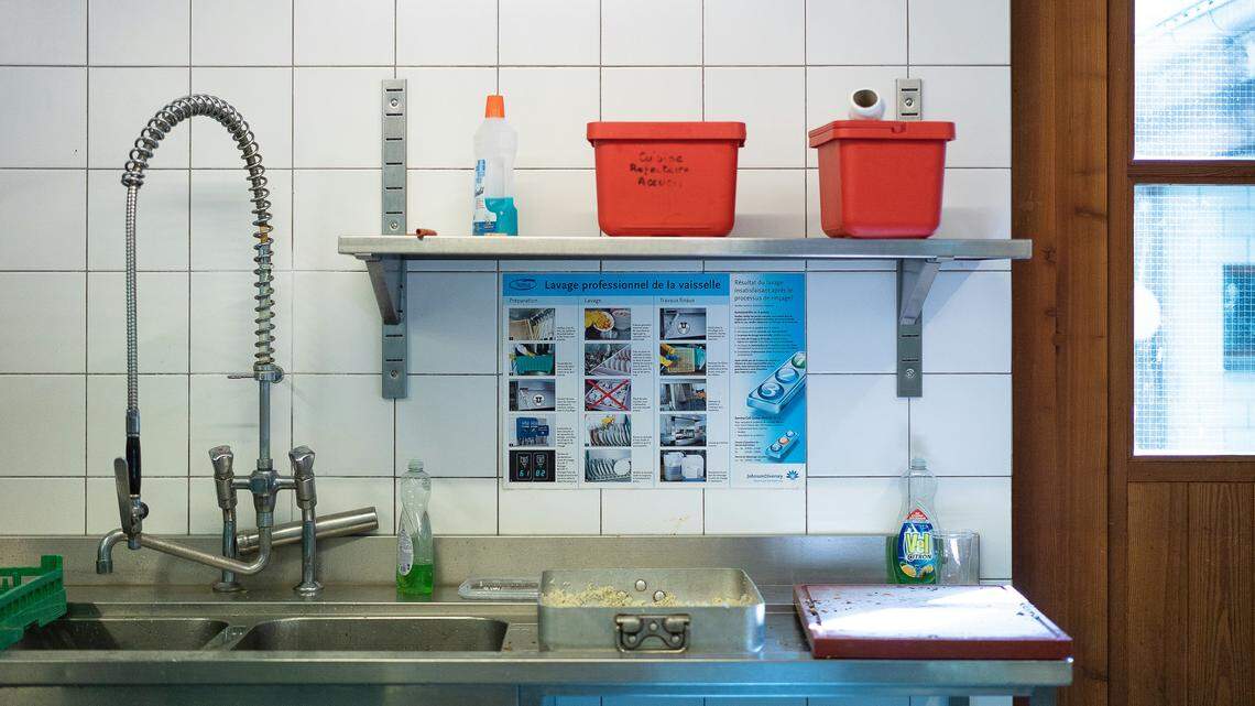 Greasy grill, unwashed hands and fly traps: Miramar’s restaurant inspections