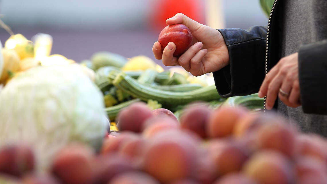 Here’s What to Bring When You Shop a Farmers Market Vendor Stall, From Reusable Totes to Small Bills