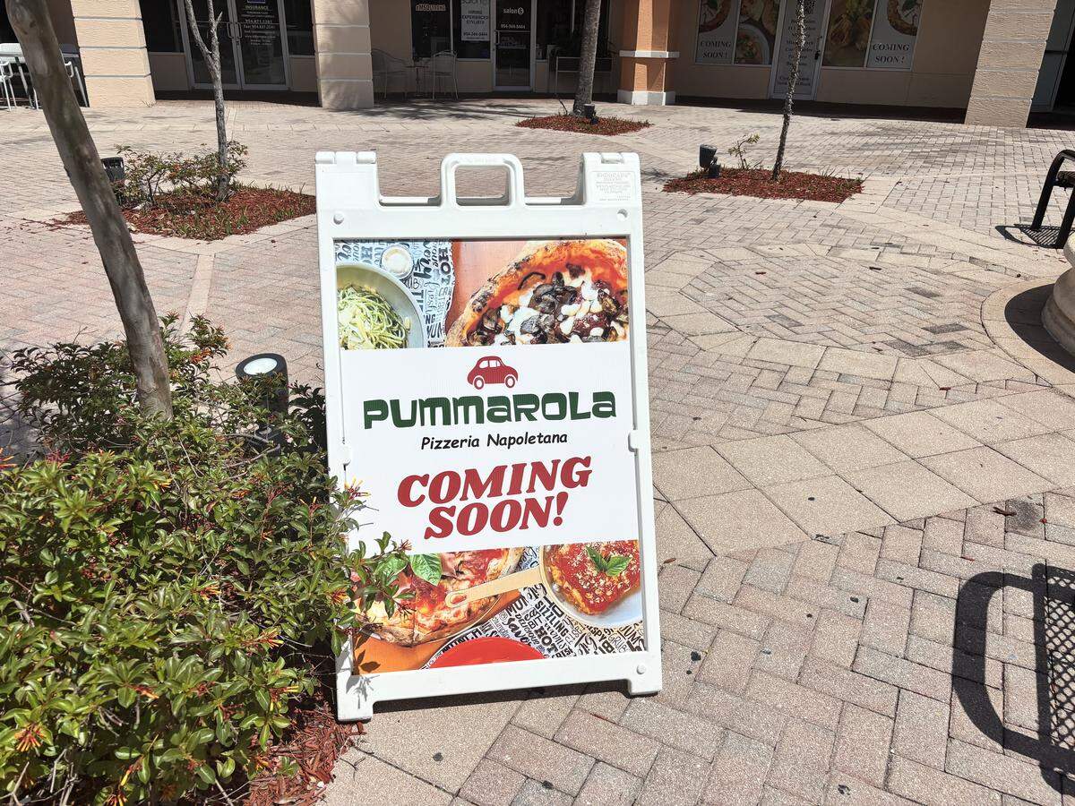 Pummarola Pizzeria Napoletana will open in the Sawgrass Center plaza, taking the place of another pizza restaurant.