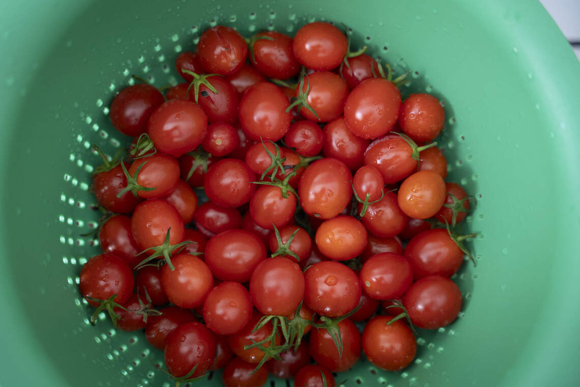 Inside the Taped-Stem Method That Keeps Fresh Tomatoes at Peak Flavor for Up to 9 Days