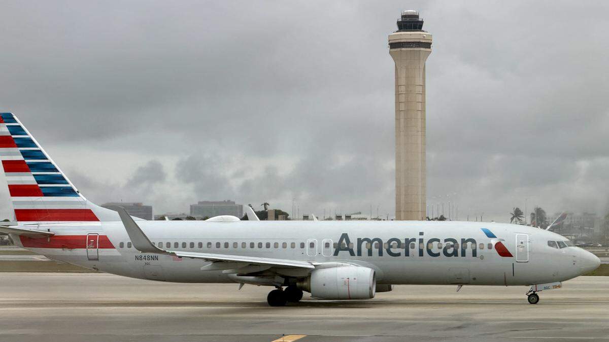 An American Airlines Boeing 737-823 taxis in Miami International Airport.