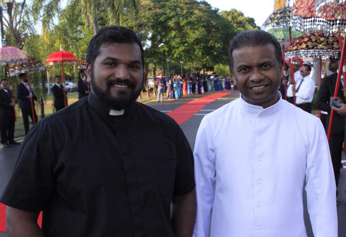 Father Melvin Mangalath Paul and Father Thomas Kadukappillil, the vicar at Mar Thoma Sleeha Syro-Malabar Cathedral in Chicago, pose for a photo before the procession into Our Lady of Health in Coral Springs.