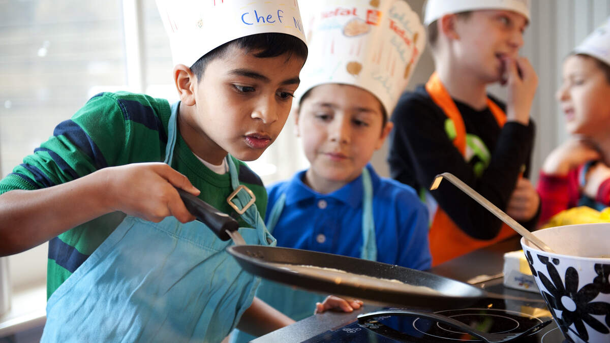 Pupils of a primary school in The Hague bake pancakes.